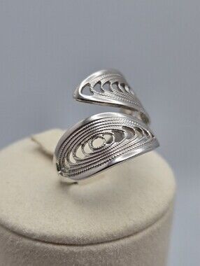 Vintage Sarah Coventry Caress Ring 1975 Silver Tone Adjustable Bypass Size 7.5